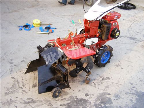 小型開溝覆膜機(jī)