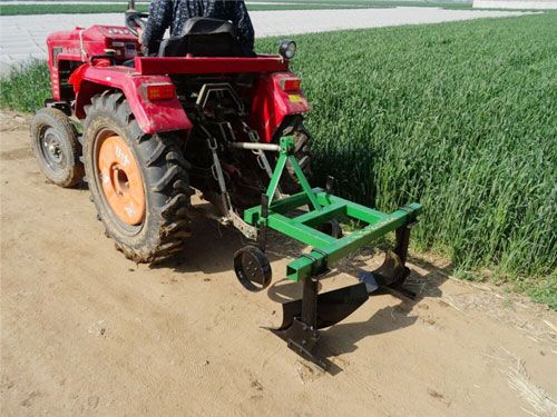 拖拉機(jī)帶起壟機(jī)